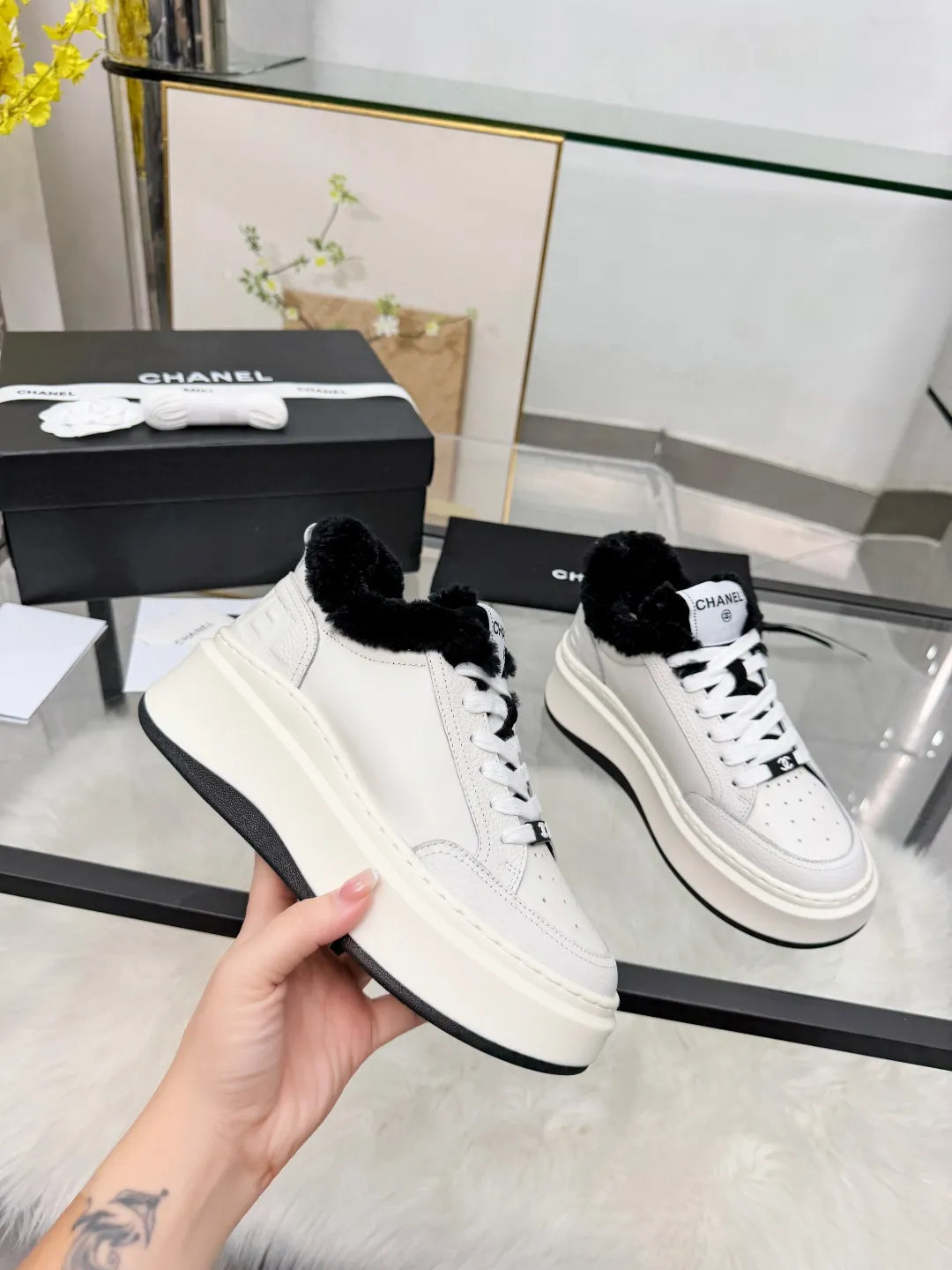 👟👟Ex-factory price 500👟👟 CHANEL 25C new autumn and winter sports shoes official website is available at the same time ❤️ Out of stock at counters. Major bloggers are recommending new styles on social days. This season’s new styles are simply eye-catching and look great on the feet. The casual casual sports style is cool and natural, interpreting Chanel’s fashionable femininity. The overall customization makes all sports shoes on the market at that time obsolete. This series is now available for sale! The upper is made of custom imported pebbled calf leather ➕ custom frosted calf leather. The lining is made of original one-to-one professionally customized mesh. Hardware accessories. Original full set of molds (not common in the market). Original custom molded TPU combination outsole. Height 4 cm. Women's size 35-40.